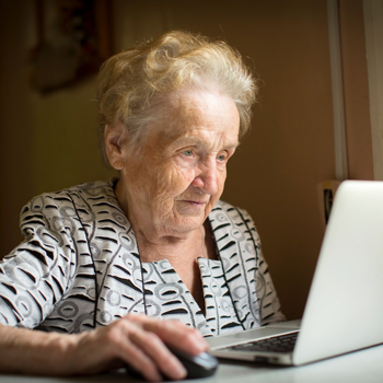 Laptop Internet Oma alte Frau iStock DimaBerkut.jpg